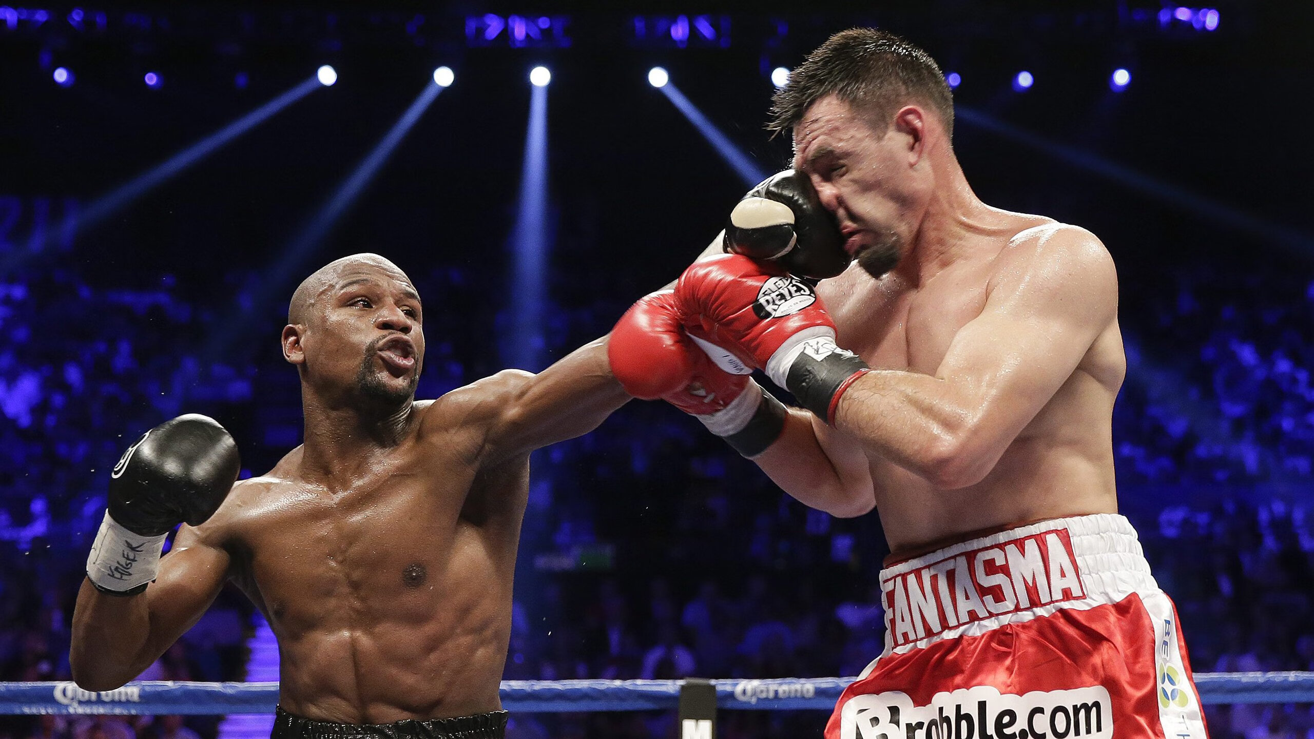 _天幕下的极光穿越：自然奇观中的极限竞赛_，极光的天空