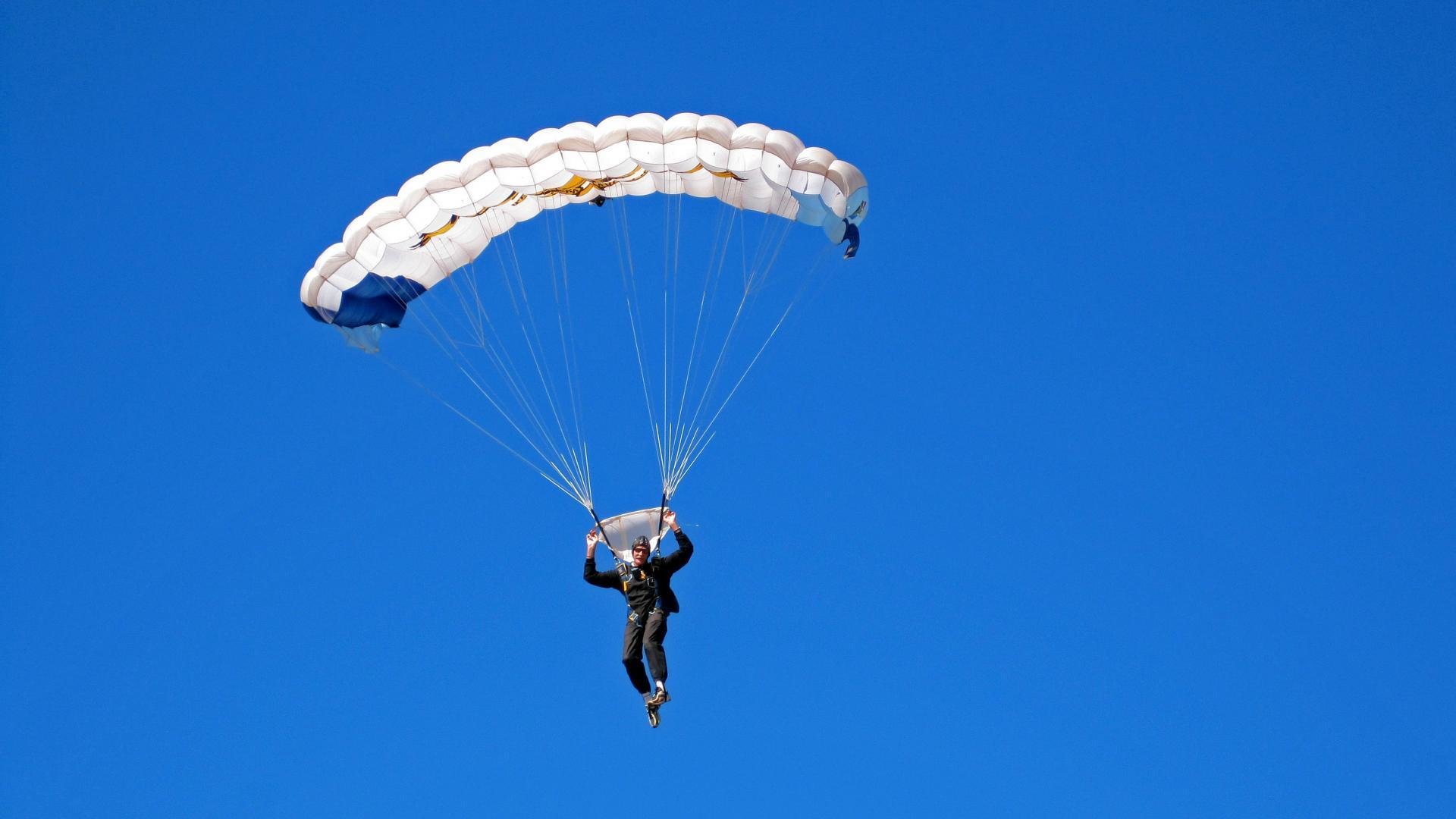 开云官方平台-交易档案：那些影响深远的经典签约，《交易》